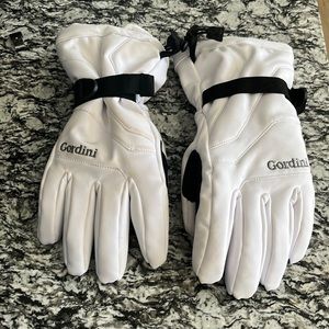 White Ski Gloves. Lightly Worn.